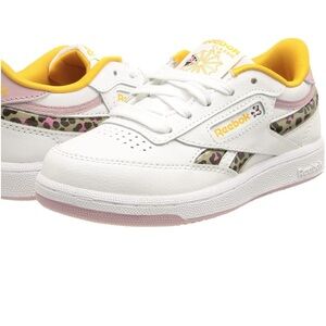 Girl Reebok sneaker NWOT will send in a shoe bag or box fits a women 6